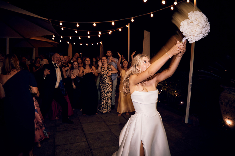Estate-bride-throwing-bouquet