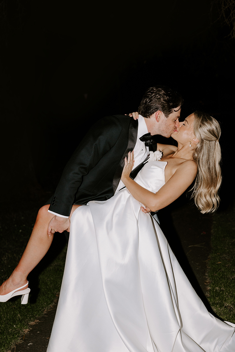 Estate-couple-kissing