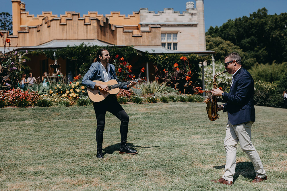 Estate-musicians-on-lawn-1
